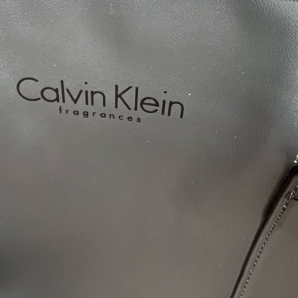 CALVIN KLEIN GREY DUFFLE BAG B51 - Picture 10 of 10